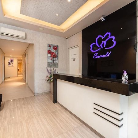 Life Emerald Hotel Surabaya Eksteriør billede