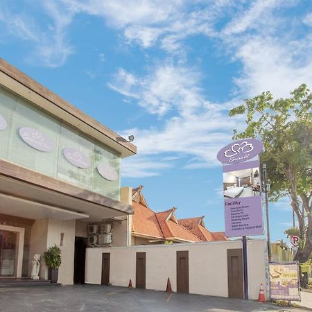 Life Emerald Hotel Surabaya Eksteriør billede