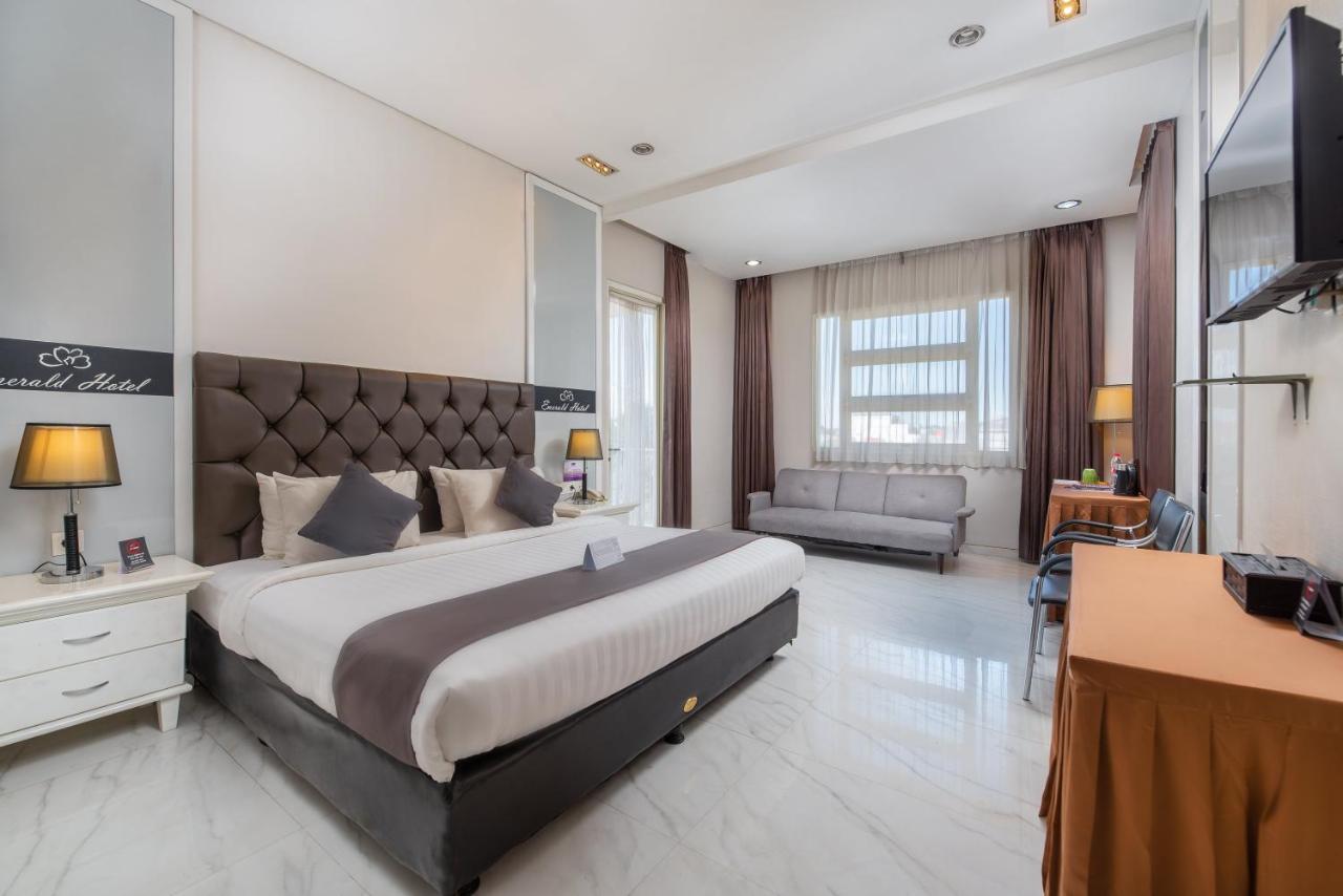 Life Emerald Hotel Surabaya Eksteriør billede