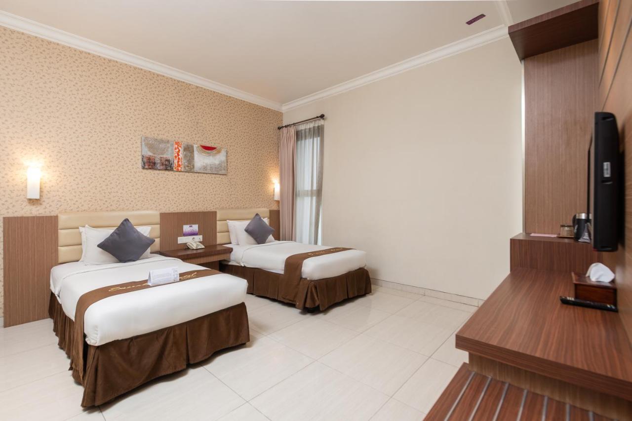 Life Emerald Hotel Surabaya Eksteriør billede