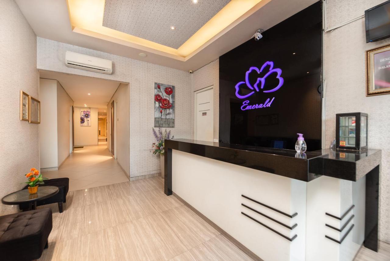 Life Emerald Hotel Surabaya Eksteriør billede