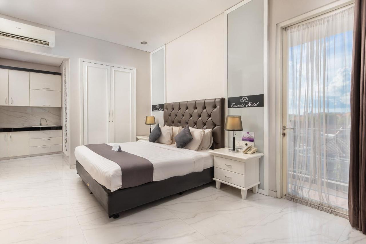 Life Emerald Hotel Surabaya Eksteriør billede