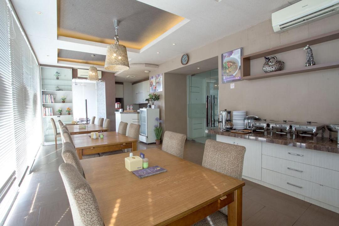 Life Emerald Hotel Surabaya Eksteriør billede