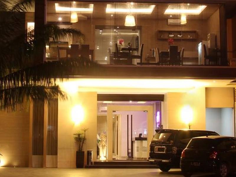 Life Emerald Hotel Surabaya Eksteriør billede