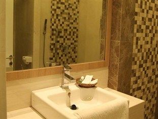 Life Emerald Hotel Surabaya Eksteriør billede